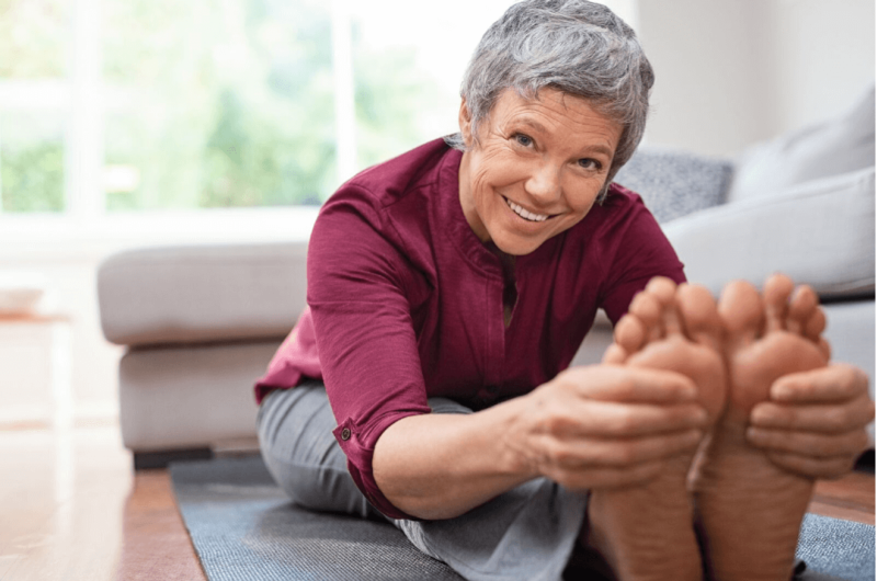 woman doing knee arthritis exercises