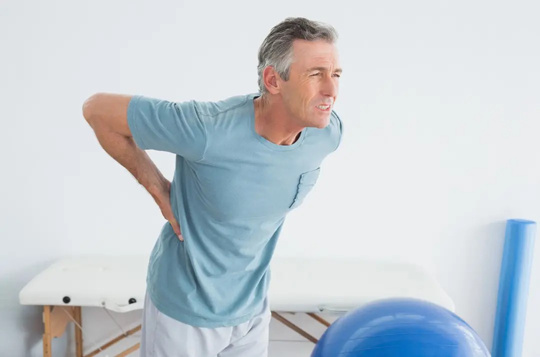man in pain - hip arthritis symptoms and causes